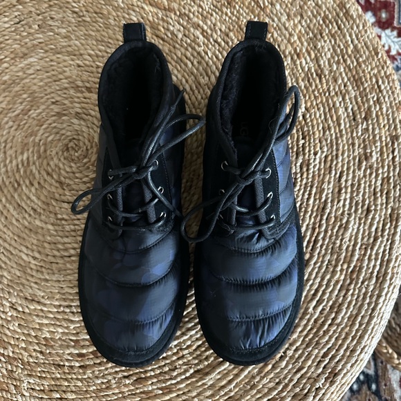 UGG Neumel LTA Peace Camo Boot Black Poppy Men's Classic Boots Size 12 - Picture 3 of 7